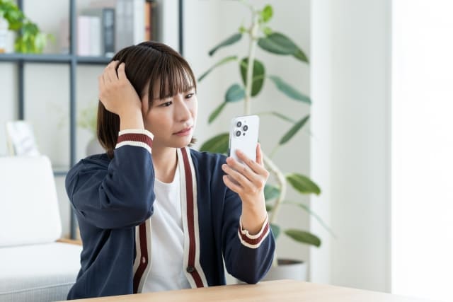 電気工事で悩む女性