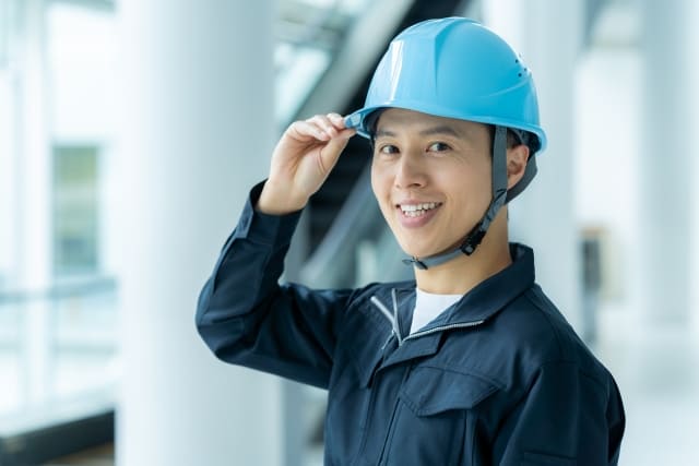 電気工事士がこちらを見て微笑んでいるイメージ画像