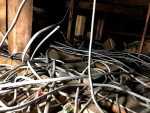 漏電してるケーブル