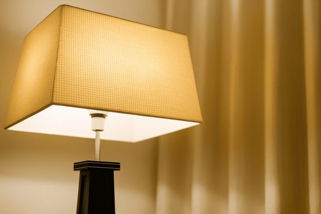 部屋の隅に置かれたスタンドライトをイメージした画像