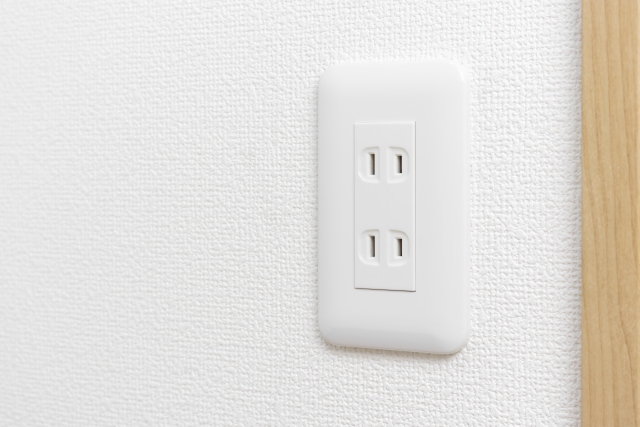 壁に設置された通常コンセント