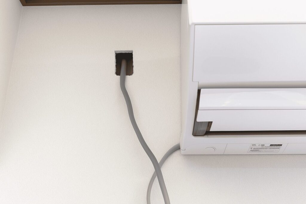 エアコンのコンセント増設を行っているイメージ画像