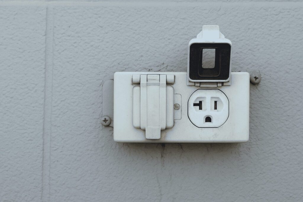 外壁に付く防水機能付きのコンセント